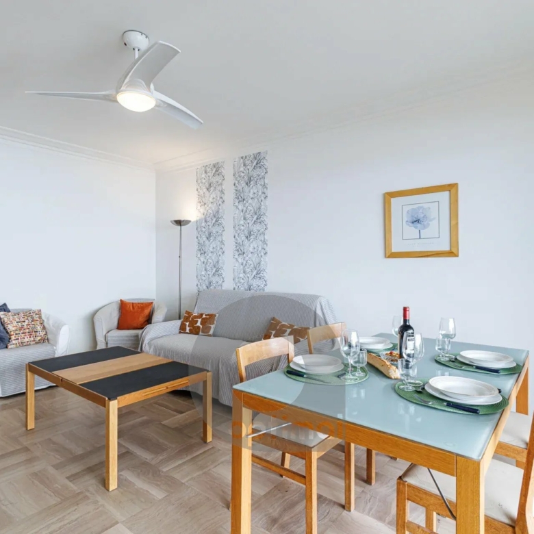 Menton Front de Mer – Beau 3 pièces traversant avec spacieuse terrasse – Parking & Cave