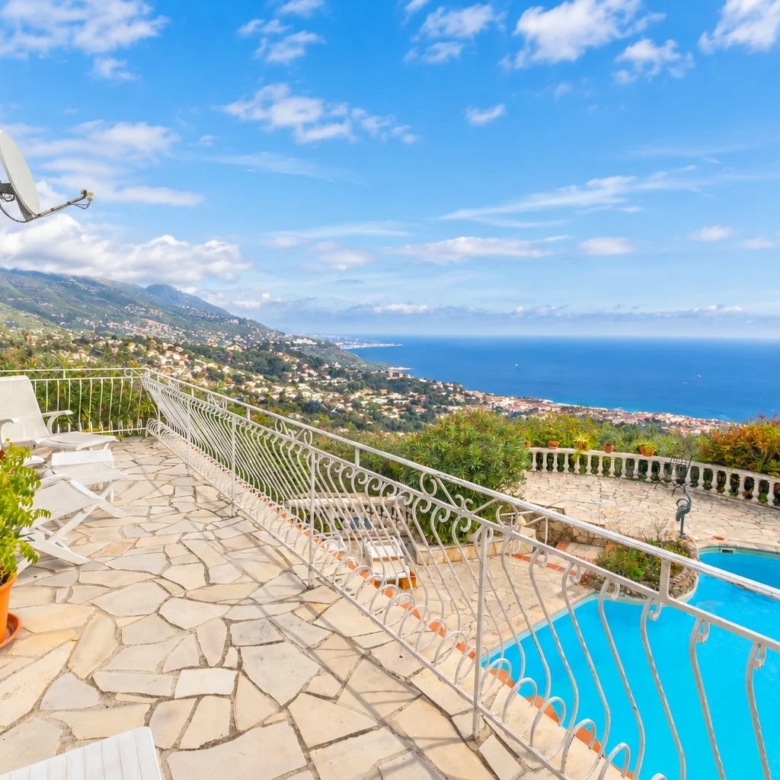 SAINTE-AGNÈS – SPACIEUSE VILLA AVEC VUE MER, PISCINE CHAUFFÉE ET DÉPENDANCE