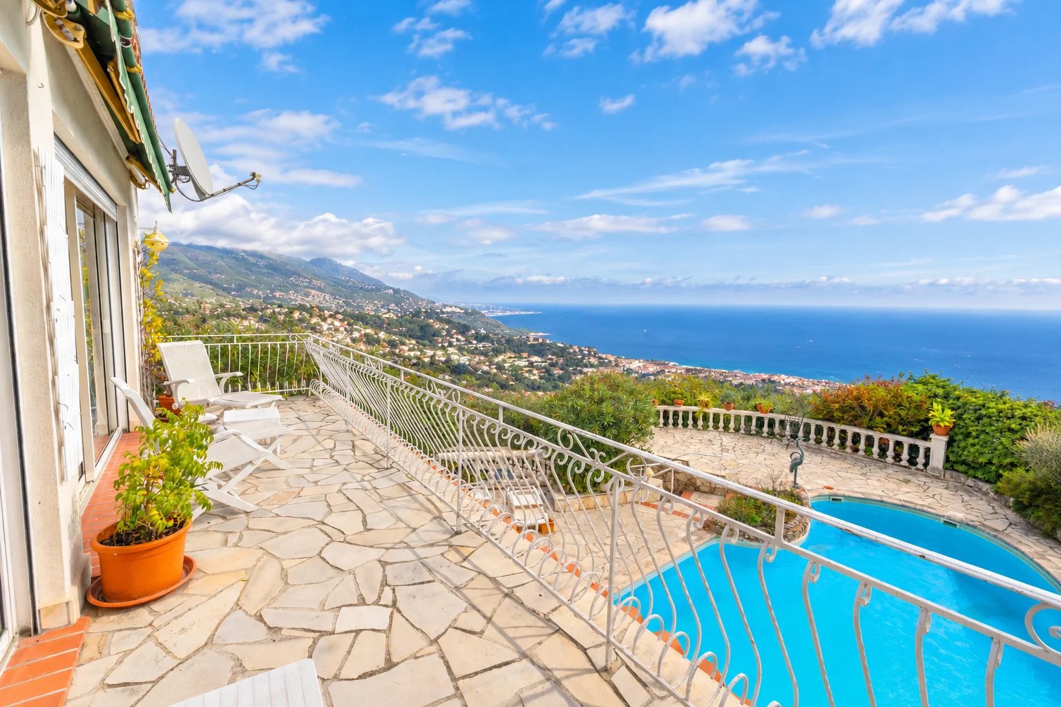 SAINTE-AGNÈS – SPACIEUSE VILLA AVEC VUE MER, PISCINE CHAUFFÉE ET DÉPENDANCE