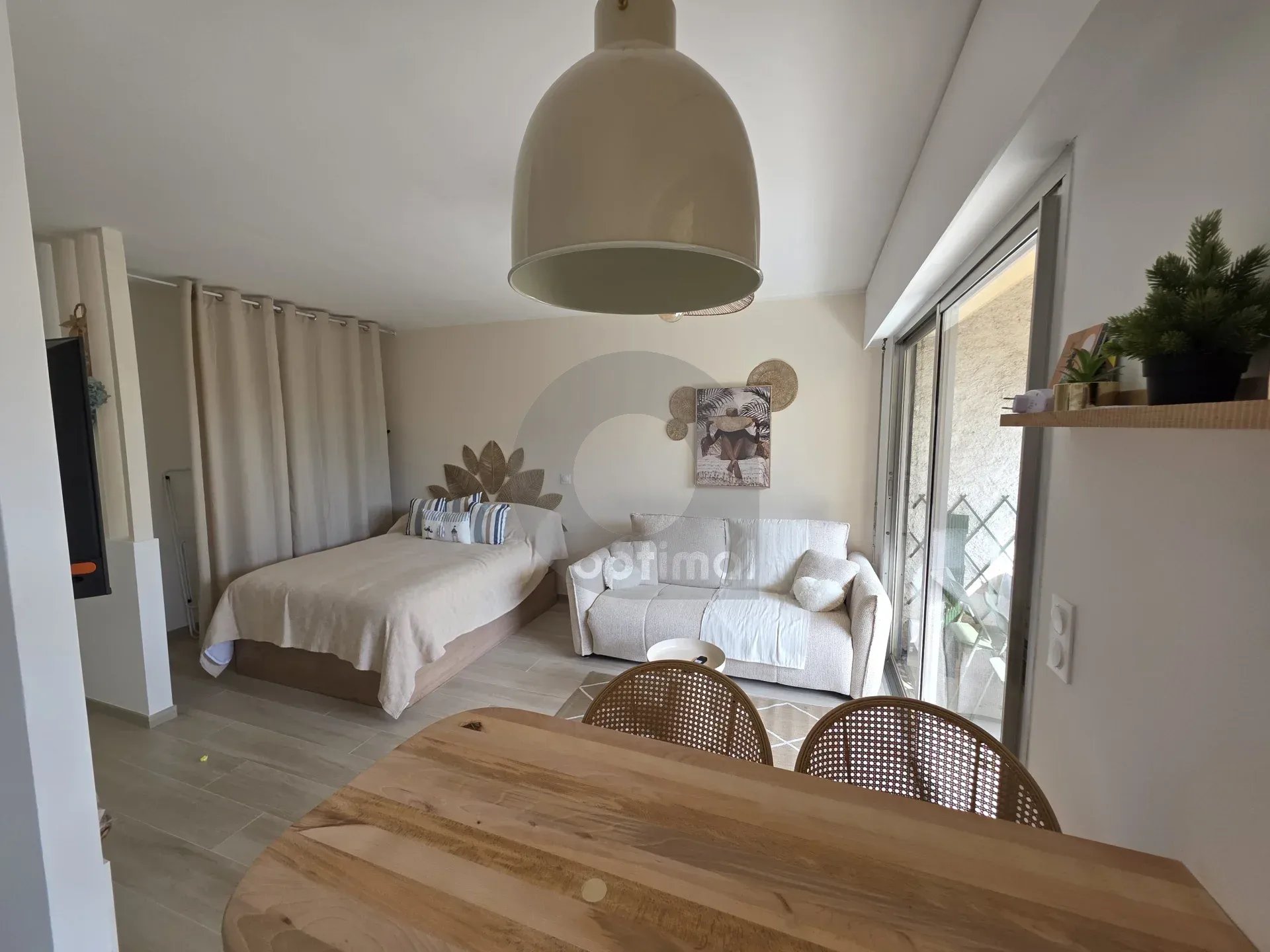 A LOUER BEAU STUDIO MEUBLE AVEC JARDIN – MENTON GARAVAN