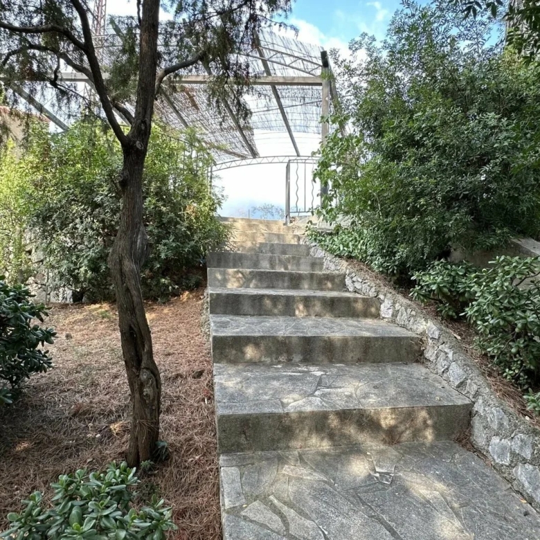 COMMUNE DE SAINTE-AGNES : PROPRIETE DE CHARME – JARDIN – TERRASSES – PARKINGS – GARAGE -VUE DEGAGEE – COUP DE COEUR !