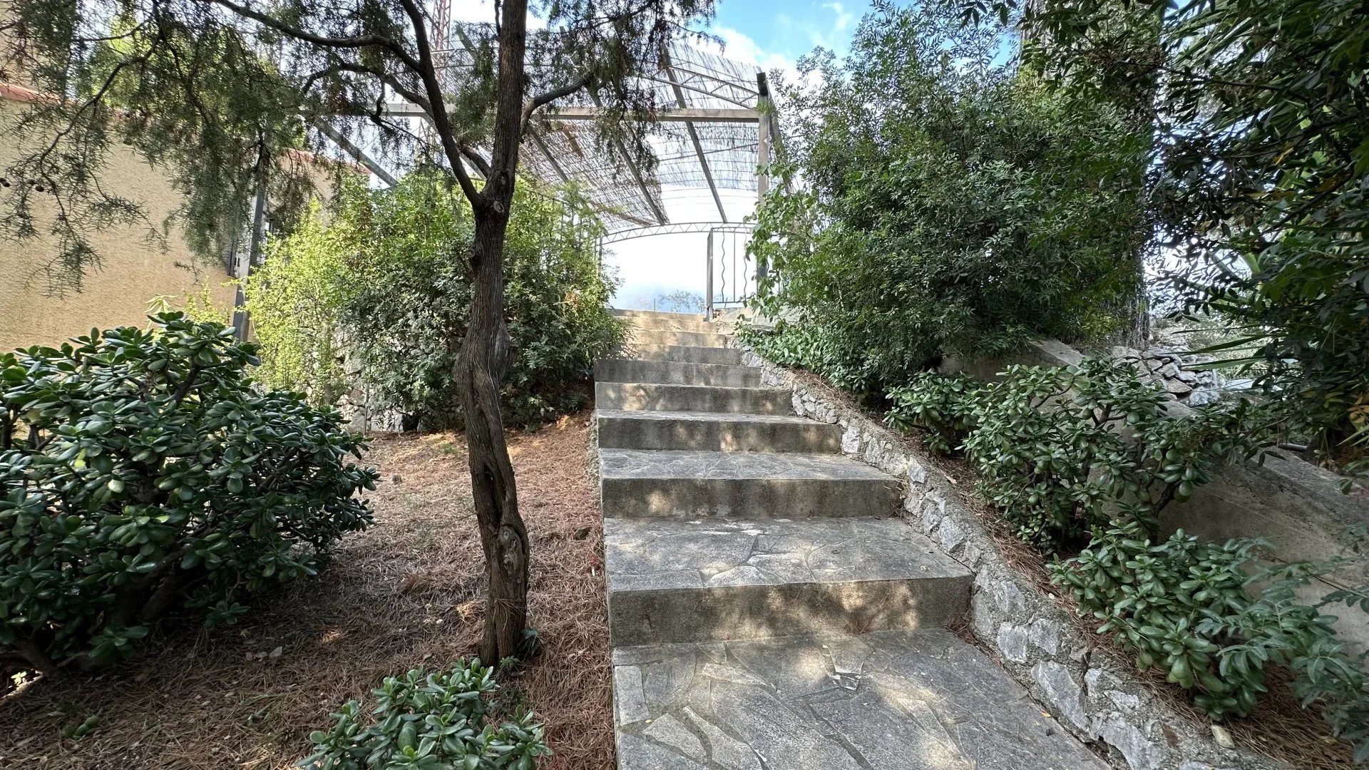 COMMUNE DE SAINTE-AGNES : PROPRIETE DE CHARME – JARDIN – TERRASSES – PARKINGS – GARAGE -VUE DEGAGEE – COUP DE COEUR !