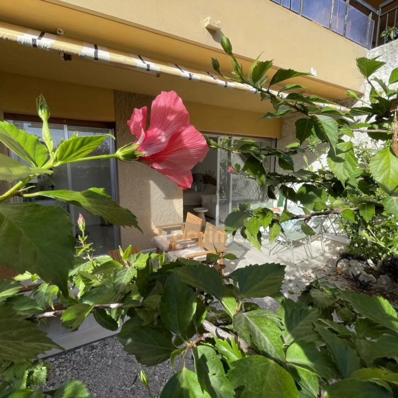 A LOUER BEAU STUDIO MEUBLE AVEC JARDIN – MENTON GARAVAN