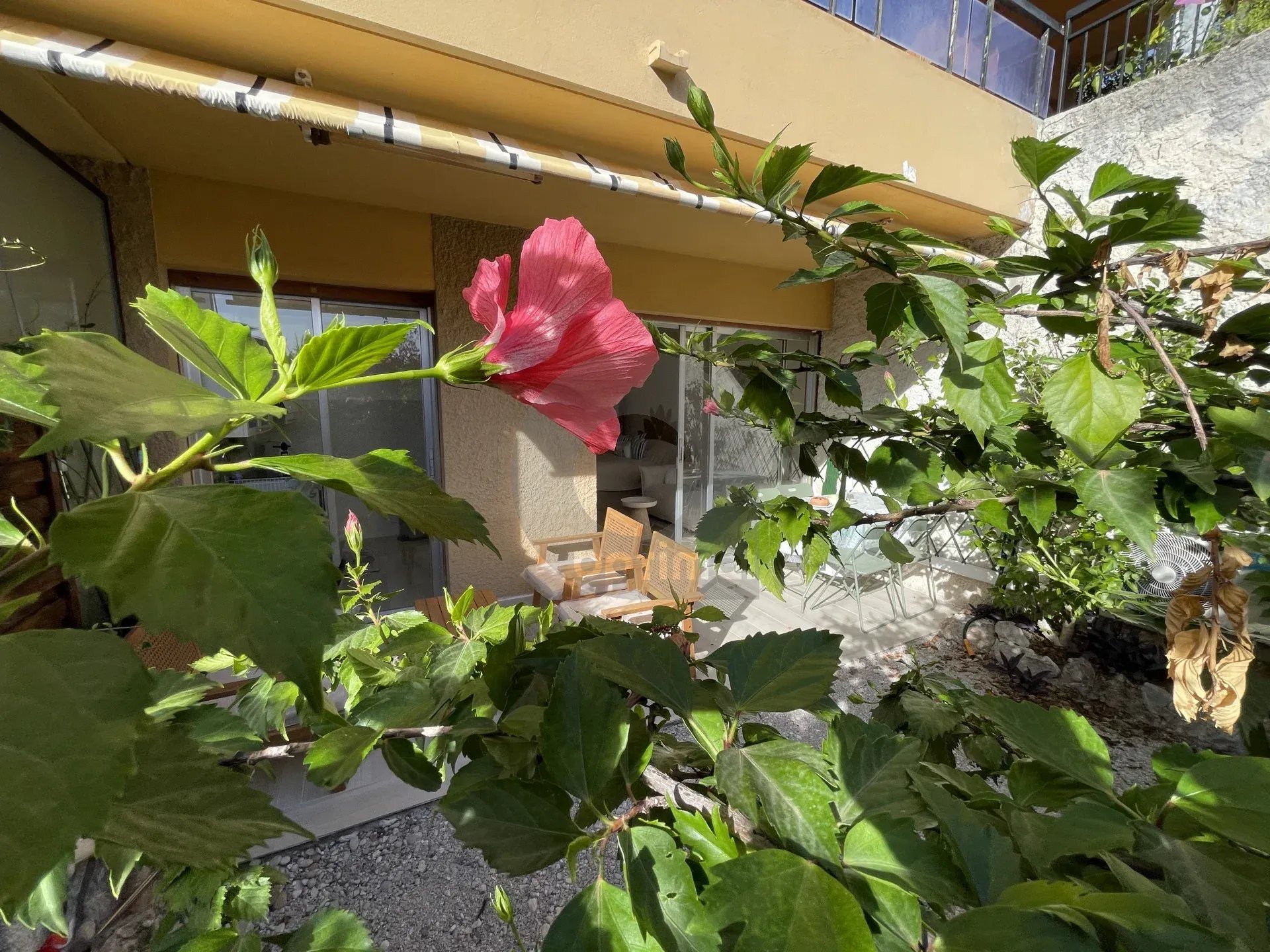 A LOUER BEAU STUDIO MEUBLE AVEC JARDIN – MENTON GARAVAN