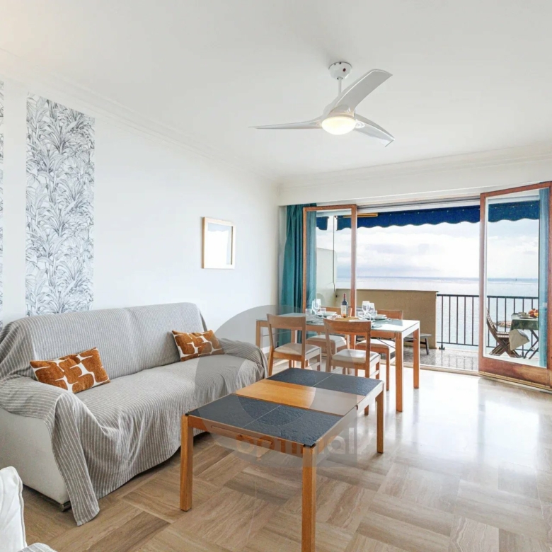 Menton Front de Mer – Beau 3 pièces traversant avec spacieuse terrasse – Parking & Cave