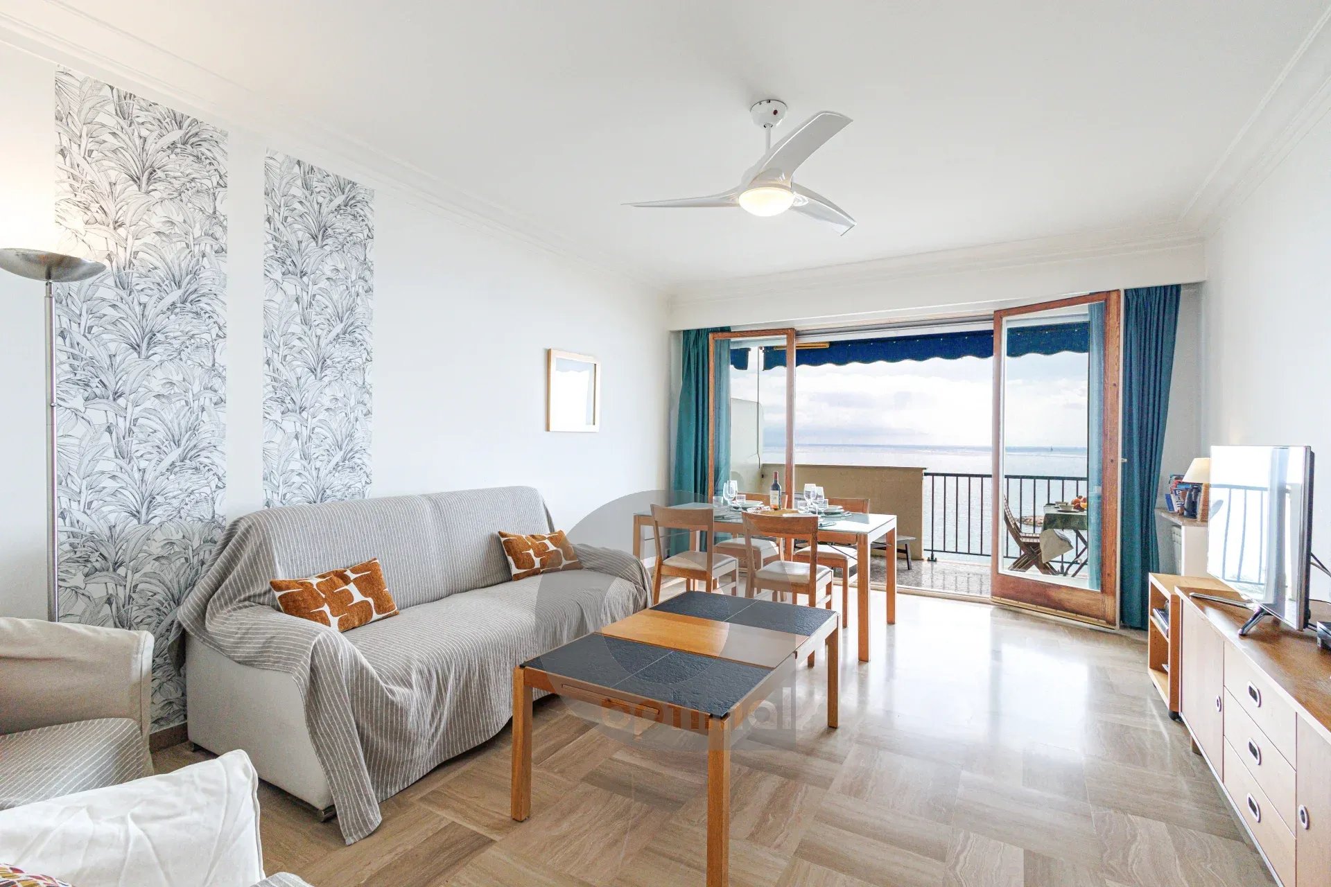 Menton Front de Mer – Beau 3 pièces traversant avec spacieuse terrasse – Parking & Cave