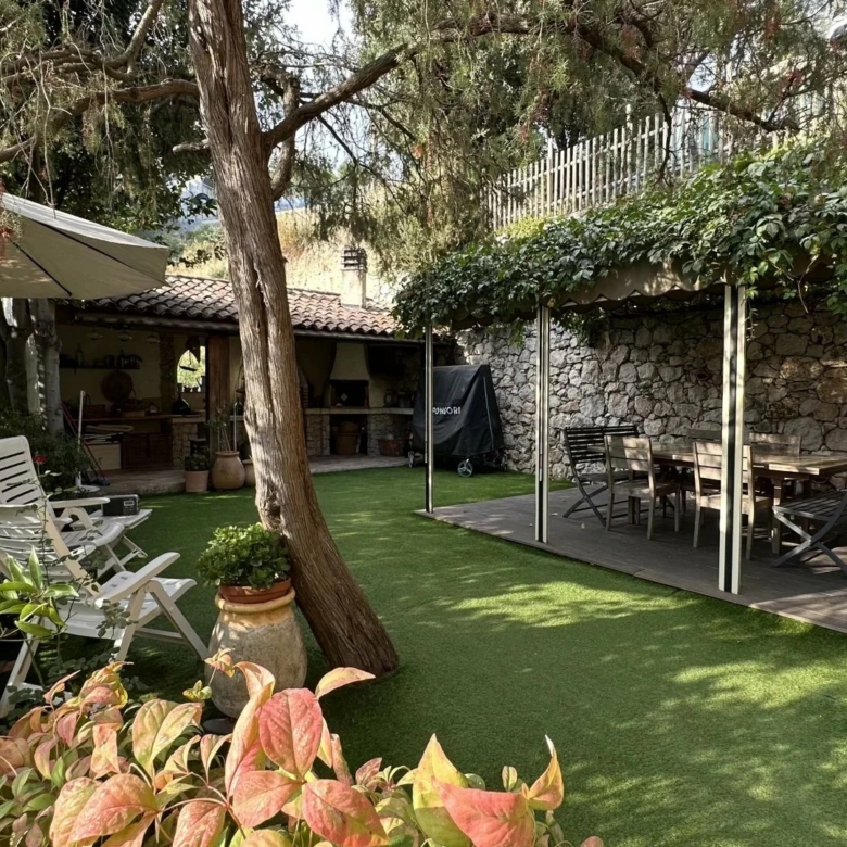 COMMUNE DE SAINTE-AGNES : PROPRIETE DE CHARME – JARDIN – TERRASSES – PARKINGS – GARAGE -VUE DEGAGEE – COUP DE COEUR !