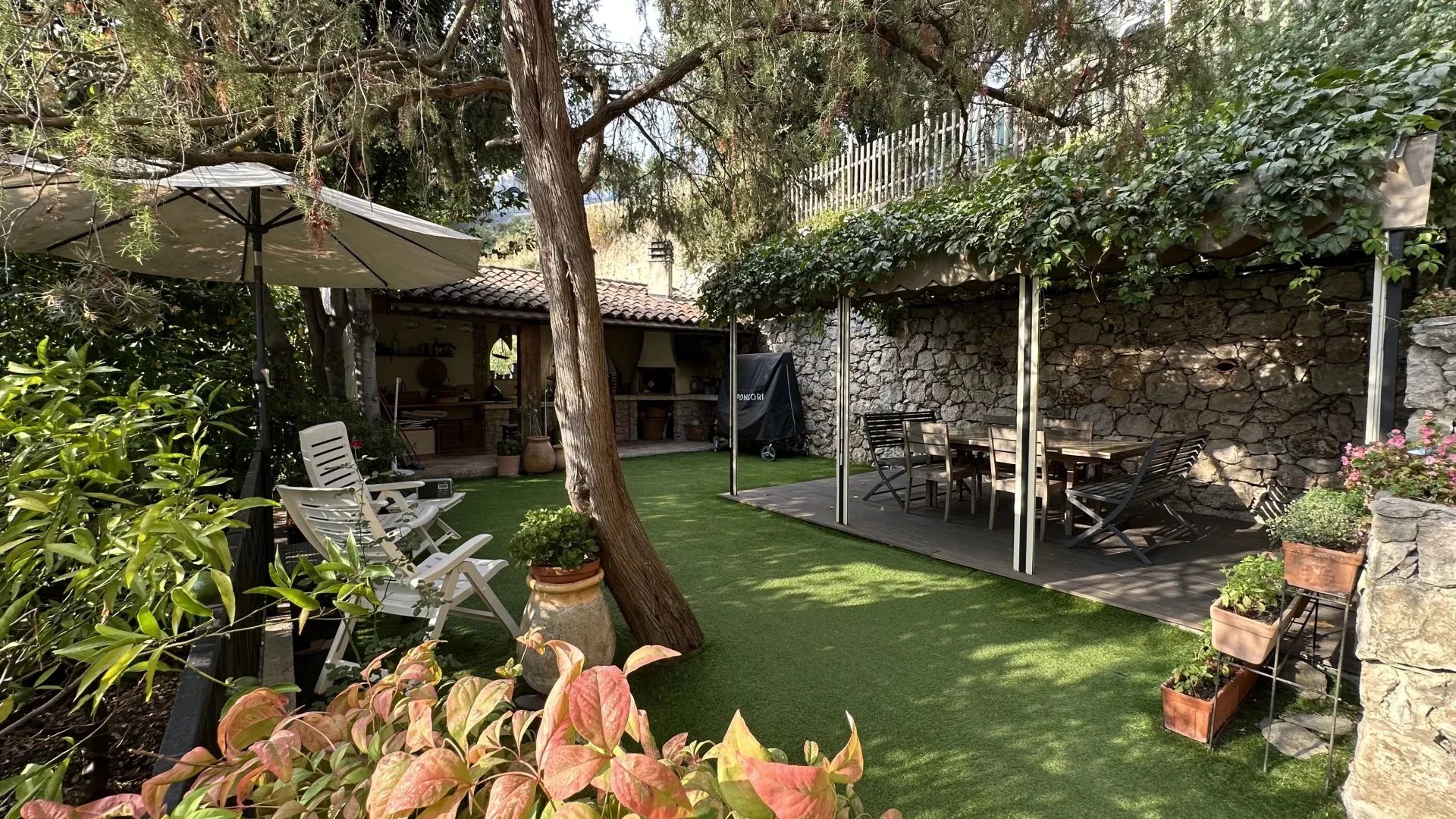 COMMUNE DE SAINTE-AGNES : PROPRIETE DE CHARME – JARDIN – TERRASSES – PARKINGS – GARAGE -VUE DEGAGEE – COUP DE COEUR !