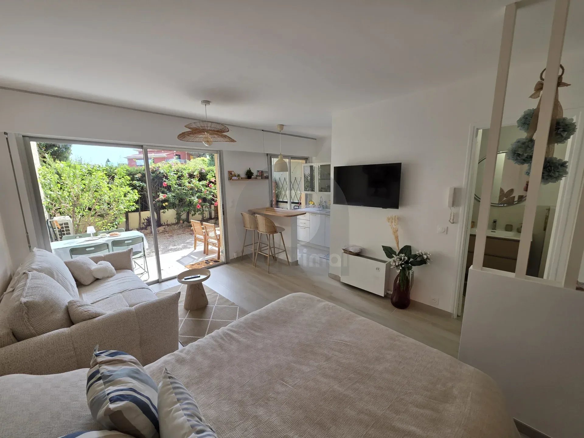 A LOUER BEAU STUDIO MEUBLE AVEC JARDIN – MENTON GARAVAN