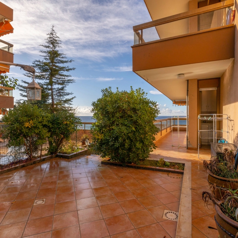 Appartement 2 pièces grande terrasse et parking à Menton Garavan
