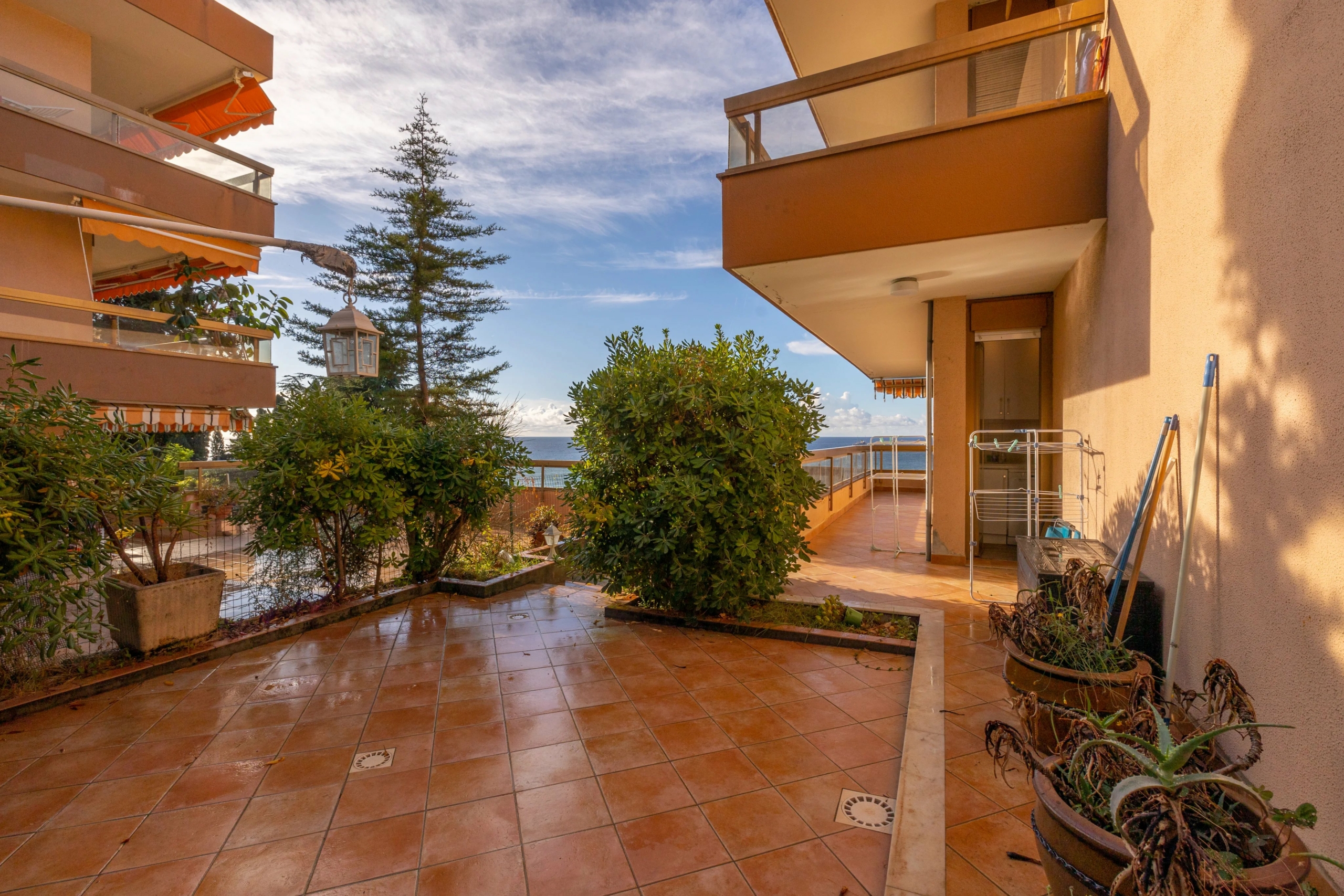 Appartement 2 pièces grande terrasse et parking à Menton Garavan
