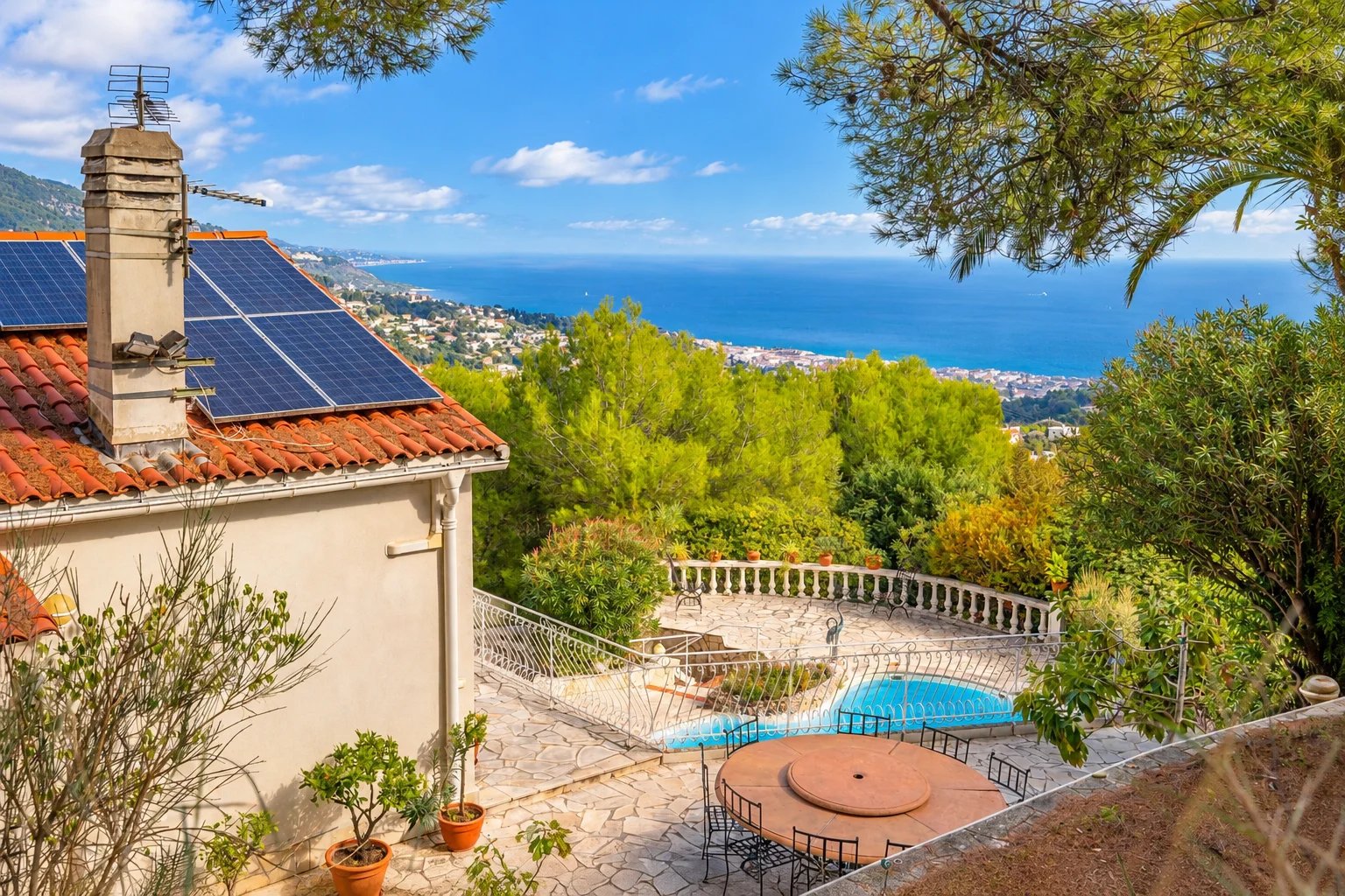 SAINTE-AGNÈS – SPACIEUSE VILLA AVEC VUE MER, PISCINE CHAUFFÉE ET DÉPENDANCE