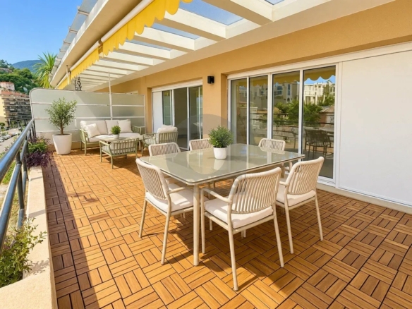 SUPERBE 3 PIECES EN DERNIER ETAGE CENTRE MENTON