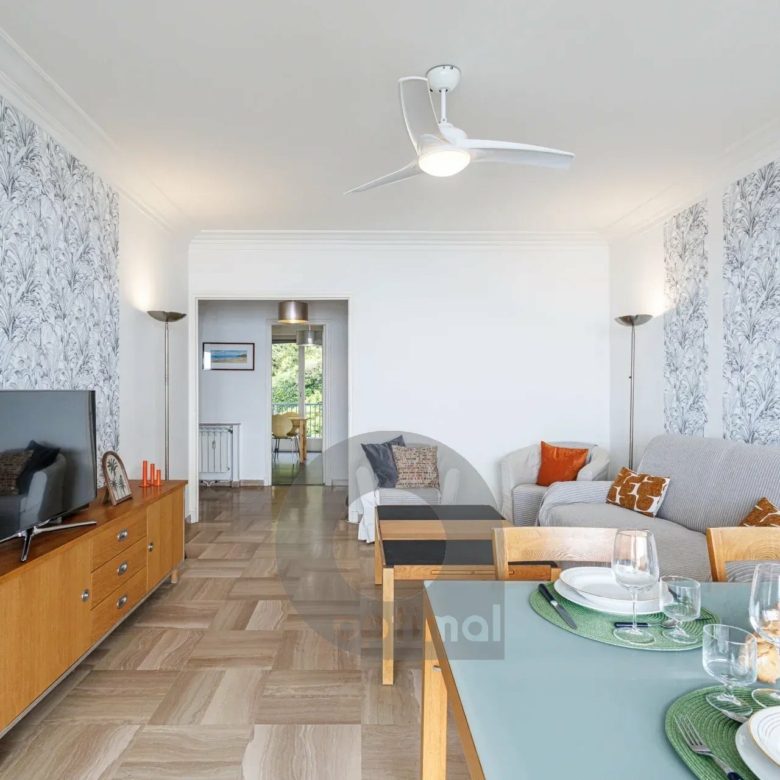 Menton Front de Mer – Beau 3 pièces traversant avec spacieuse terrasse – Parking & Cave