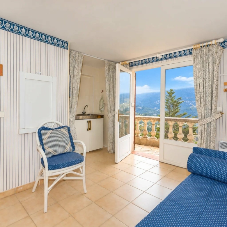 SAINTE-AGNÈS – SPACIEUSE VILLA AVEC VUE MER, PISCINE CHAUFFÉE ET DÉPENDANCE