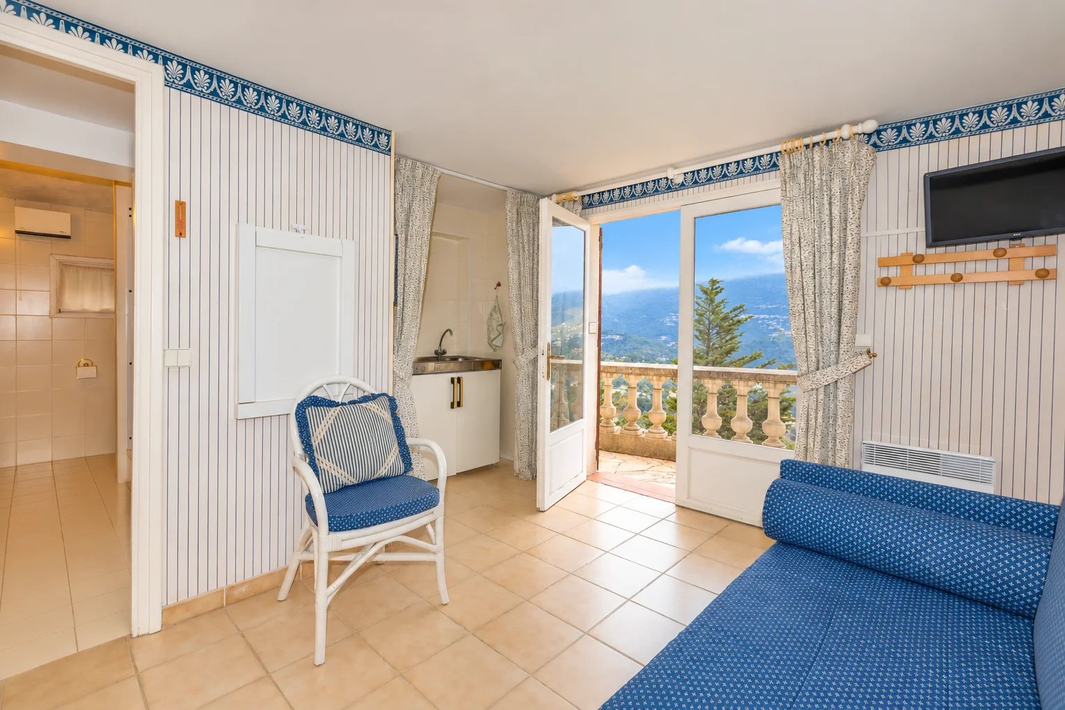 SAINTE-AGNÈS – SPACIEUSE VILLA AVEC VUE MER, PISCINE CHAUFFÉE ET DÉPENDANCE
