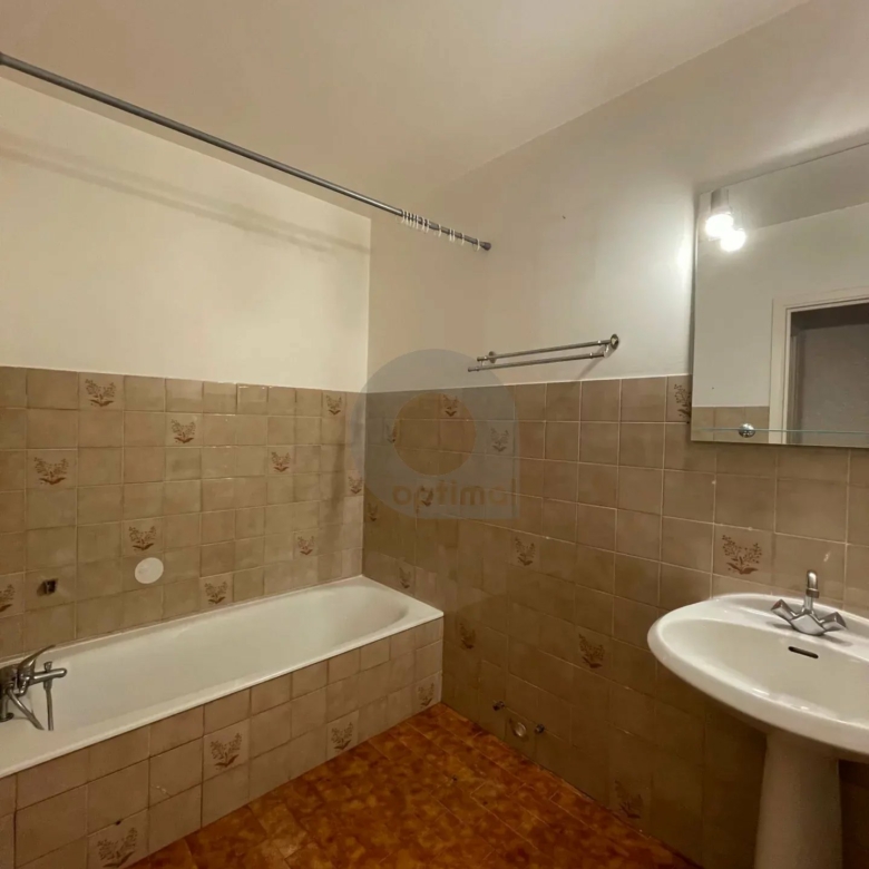 A LOUER 2P TRAVERSANT PROCHE CENTRE MENTON