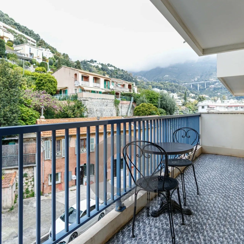 Menton Front de Mer – Beau 3 pièces traversant avec spacieuse terrasse – Parking & Cave