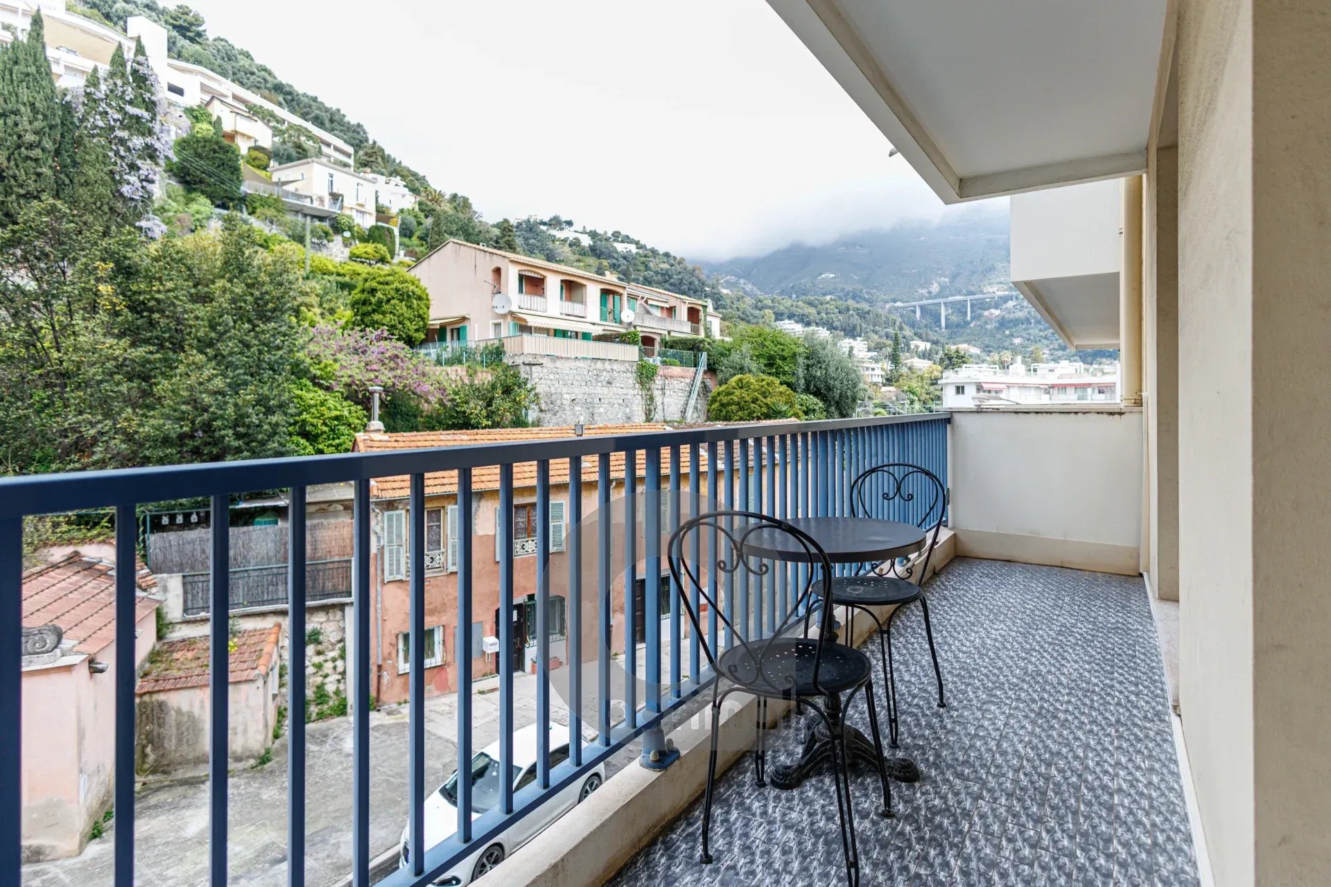 Menton Front de Mer – Beau 3 pièces traversant avec spacieuse terrasse – Parking & Cave