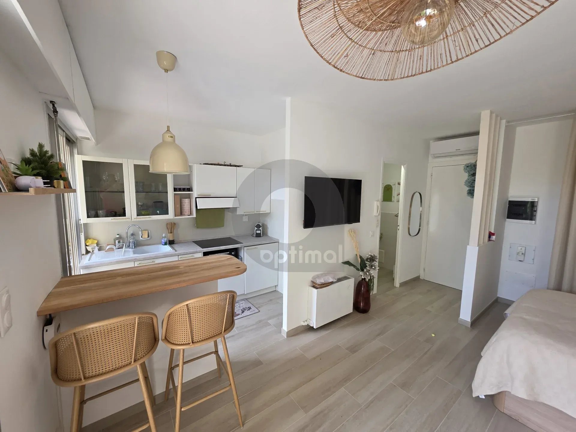 A LOUER BEAU STUDIO MEUBLE AVEC JARDIN – MENTON GARAVAN